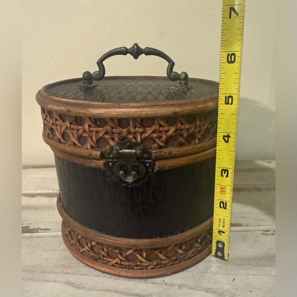 Vintage Handcrafted Wooden Circular Trinket Keepsake Box With Handle - Picture 8 of 9
